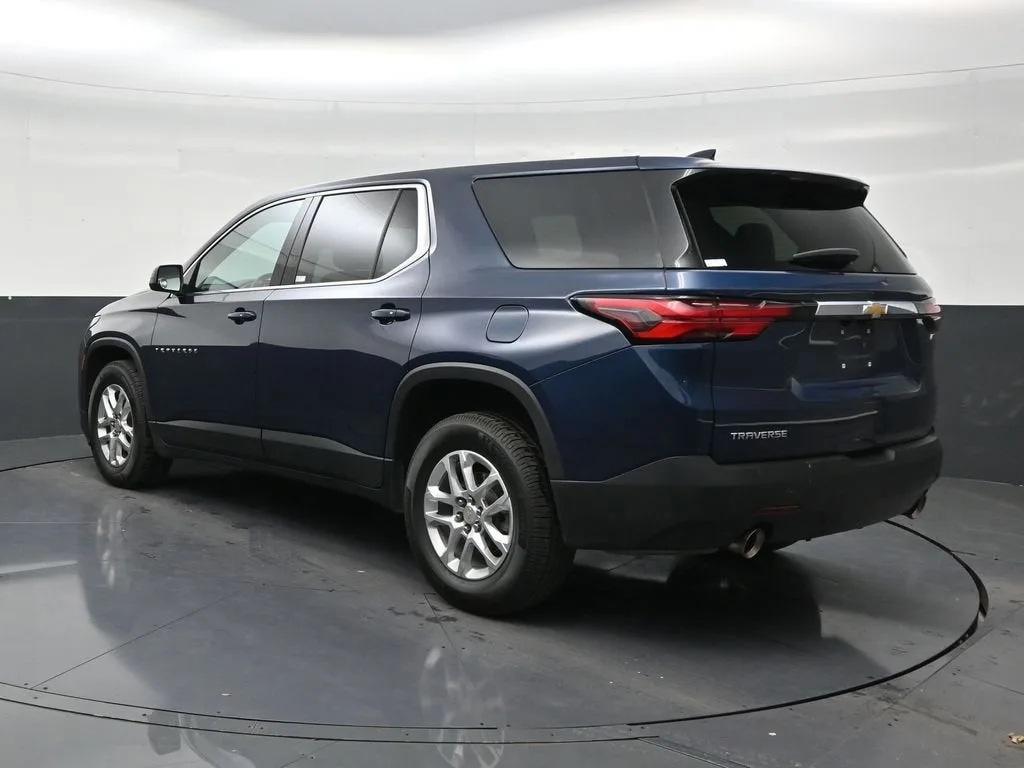 2023 Chevrolet Traverse LS photo 3