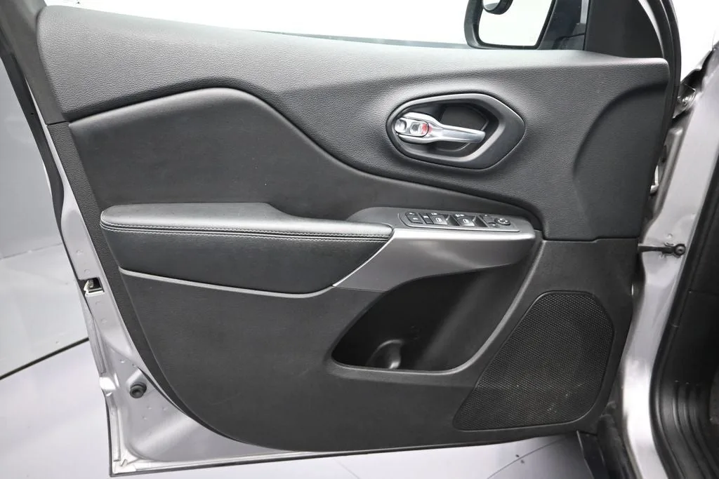 2019 Jeep Cherokee Latitude photo 12