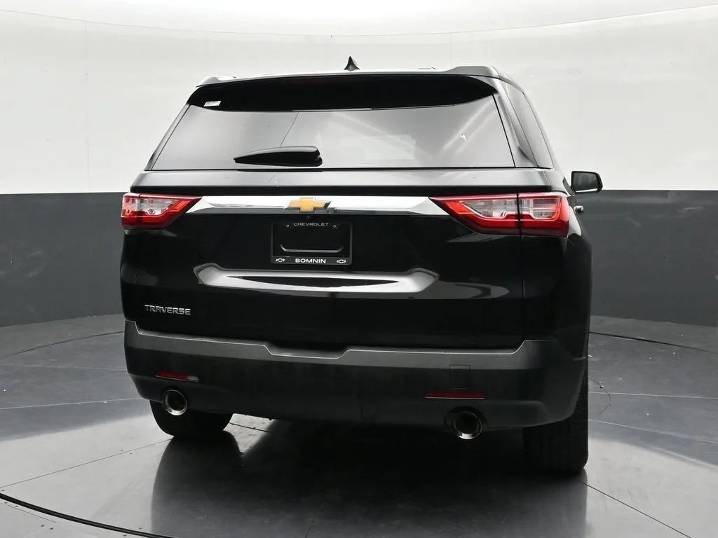 2021 Chevrolet Traverse LS photo 4
