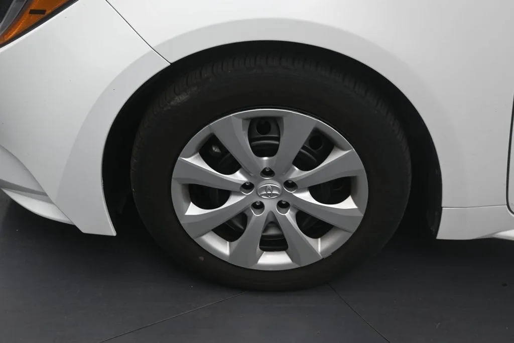 2025 Toyota Corolla LE photo 9
