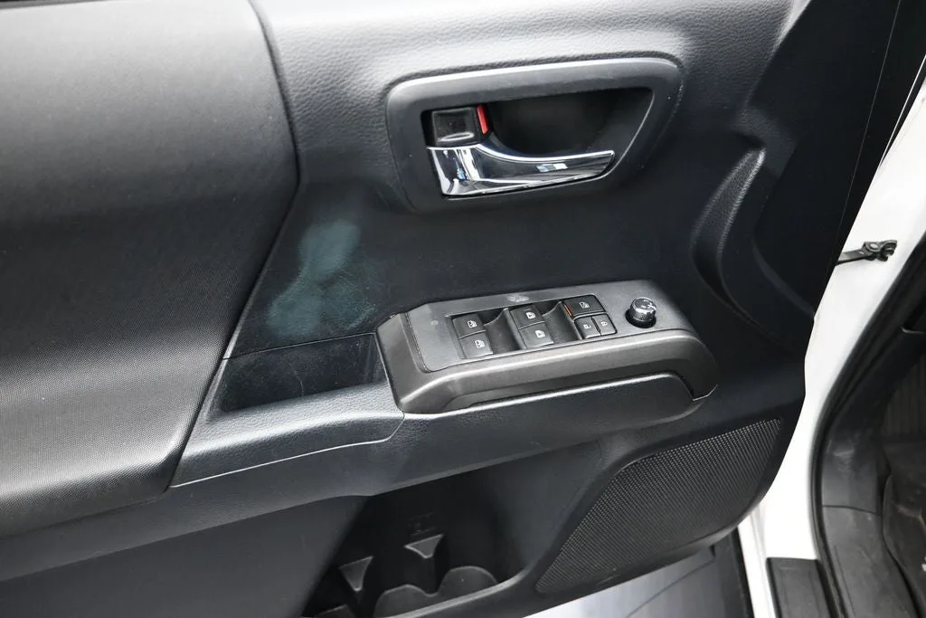 2018 Toyota Tacoma TRD Off-Road V6 photo 10