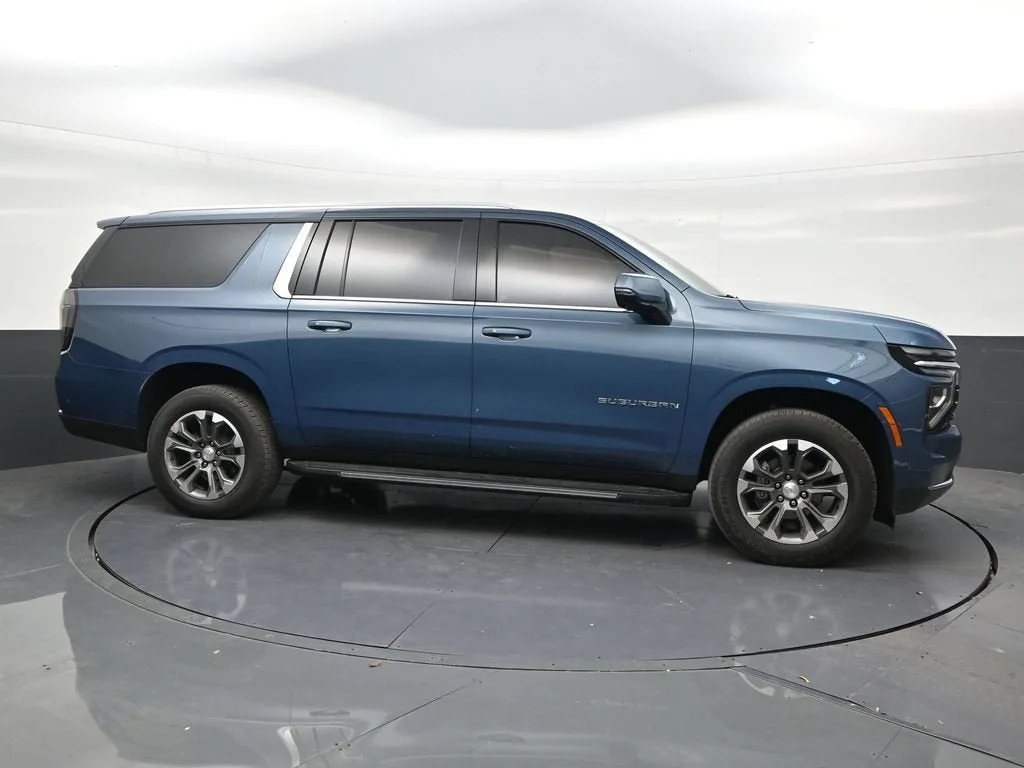 2025 Chevrolet Suburban LT photo 6