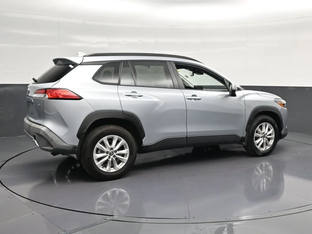 2024 Toyota Corolla Cross LE photo 3