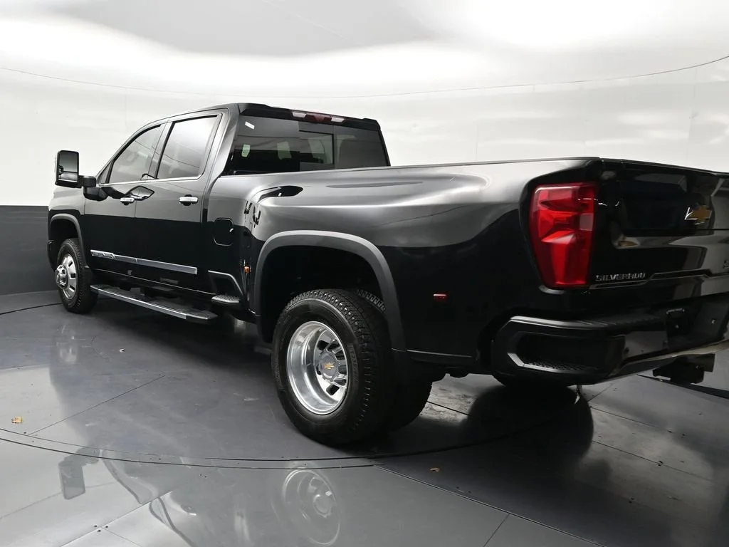 2026 Chevrolet Silverado 3500 HD High Country DRW photo 3