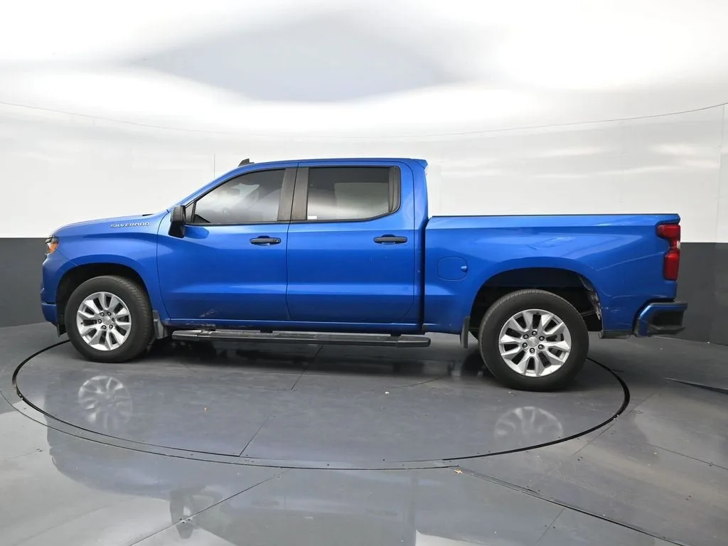 2023 Chevrolet Silverado 1500 Custom photo 2