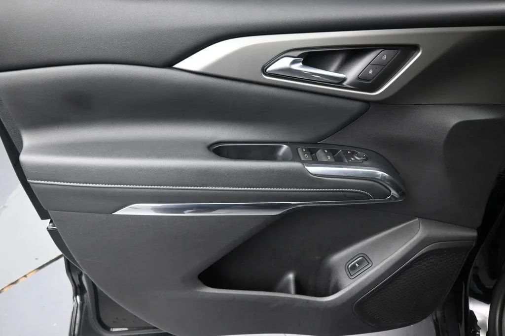 2025 Chevrolet Traverse LT photo 11