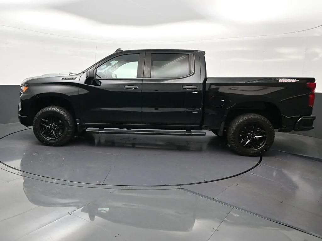 2023 Chevrolet Silverado 1500 Custom Trail Boss photo 2