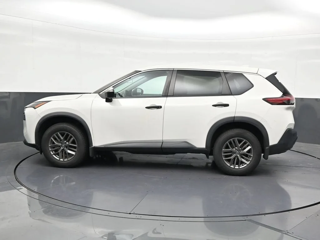 2021 Nissan Rogue S FWD photo 2