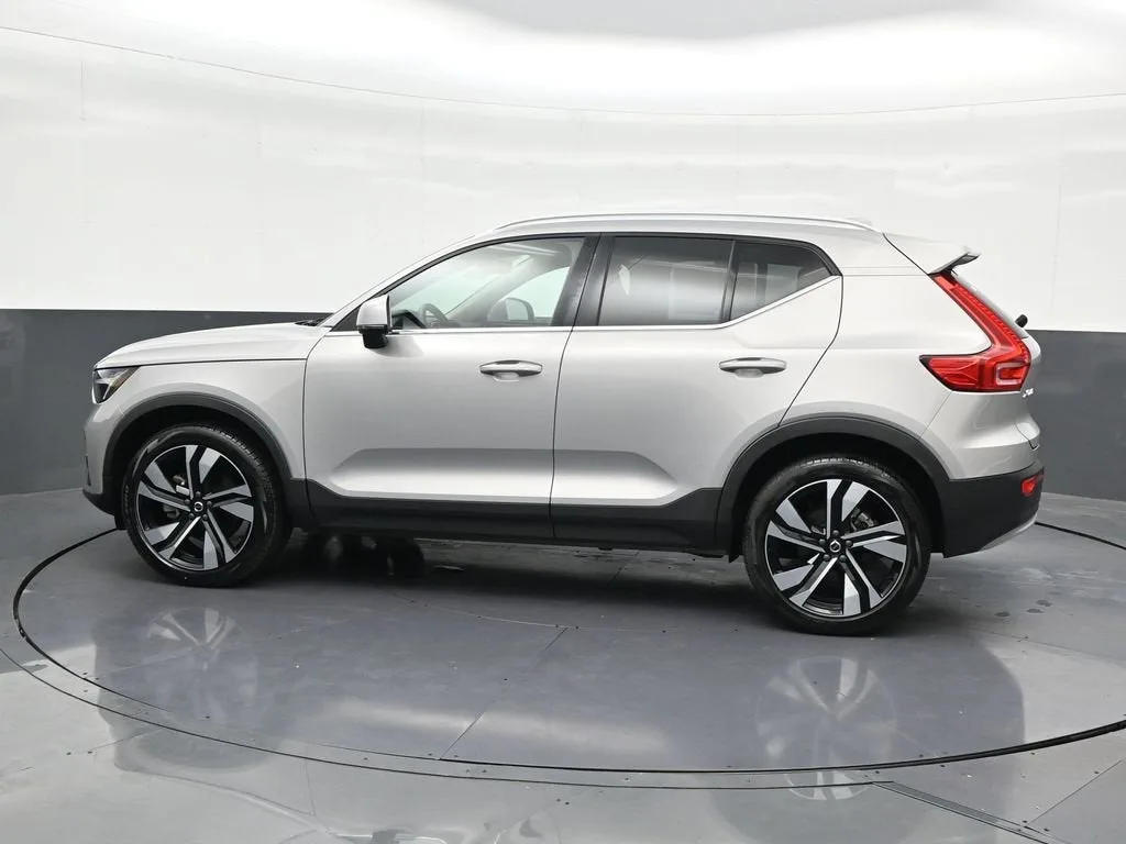 2023 Volvo XC40 B5 Plus Bright Theme photo 2