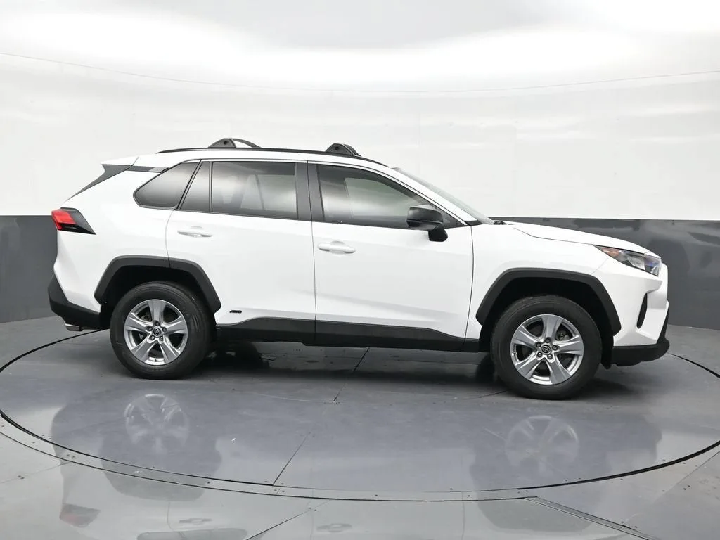 2022 Toyota RAV4 Hybrid LE photo 6