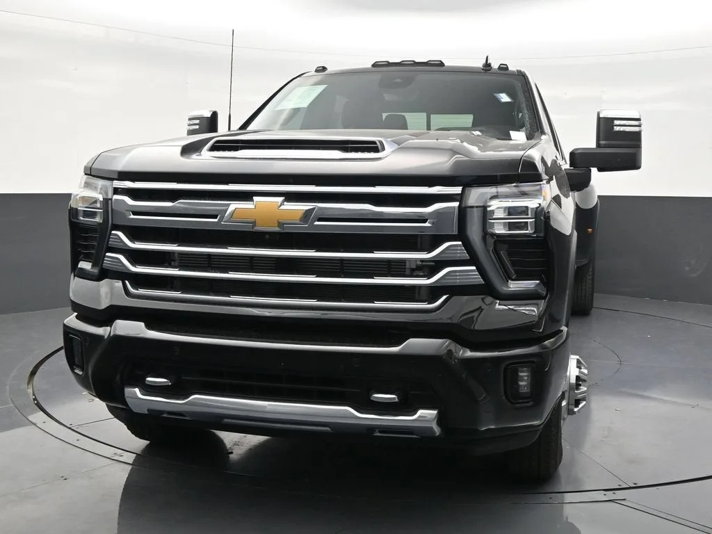 2025 Chevrolet Silverado 3500 HD High Country DRW photo 8