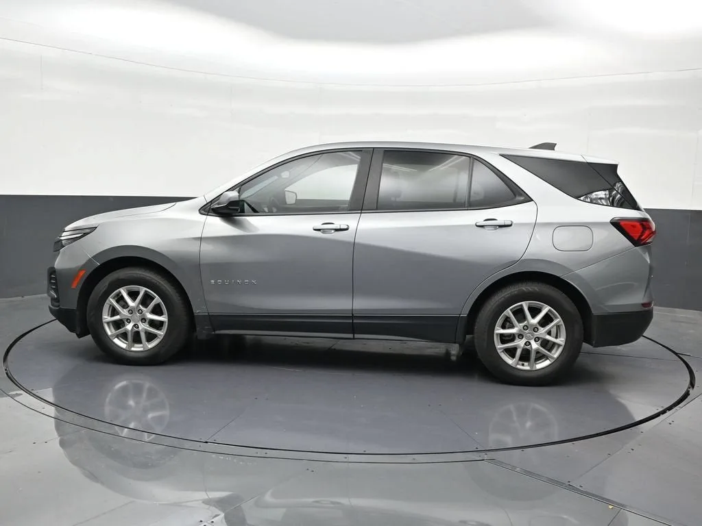 2023 Chevrolet Equinox LS photo 2