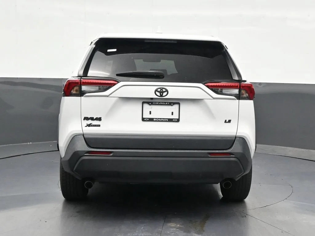 2022 Toyota RAV4 LE photo 4