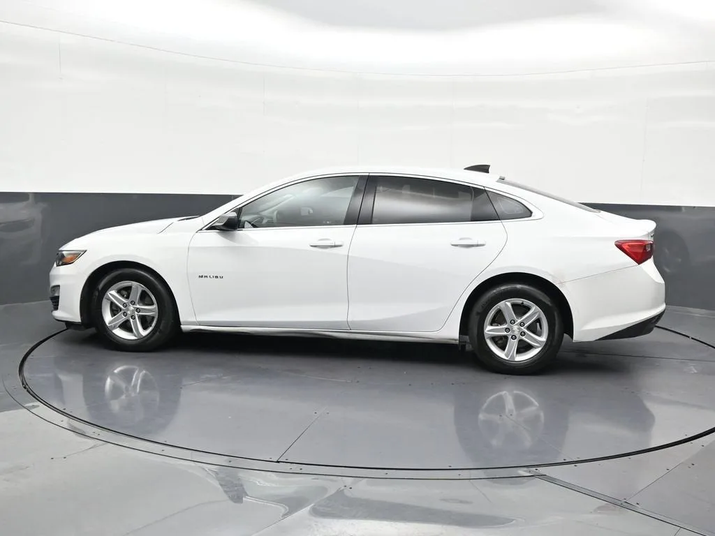 2022 Chevrolet Malibu LS photo 2