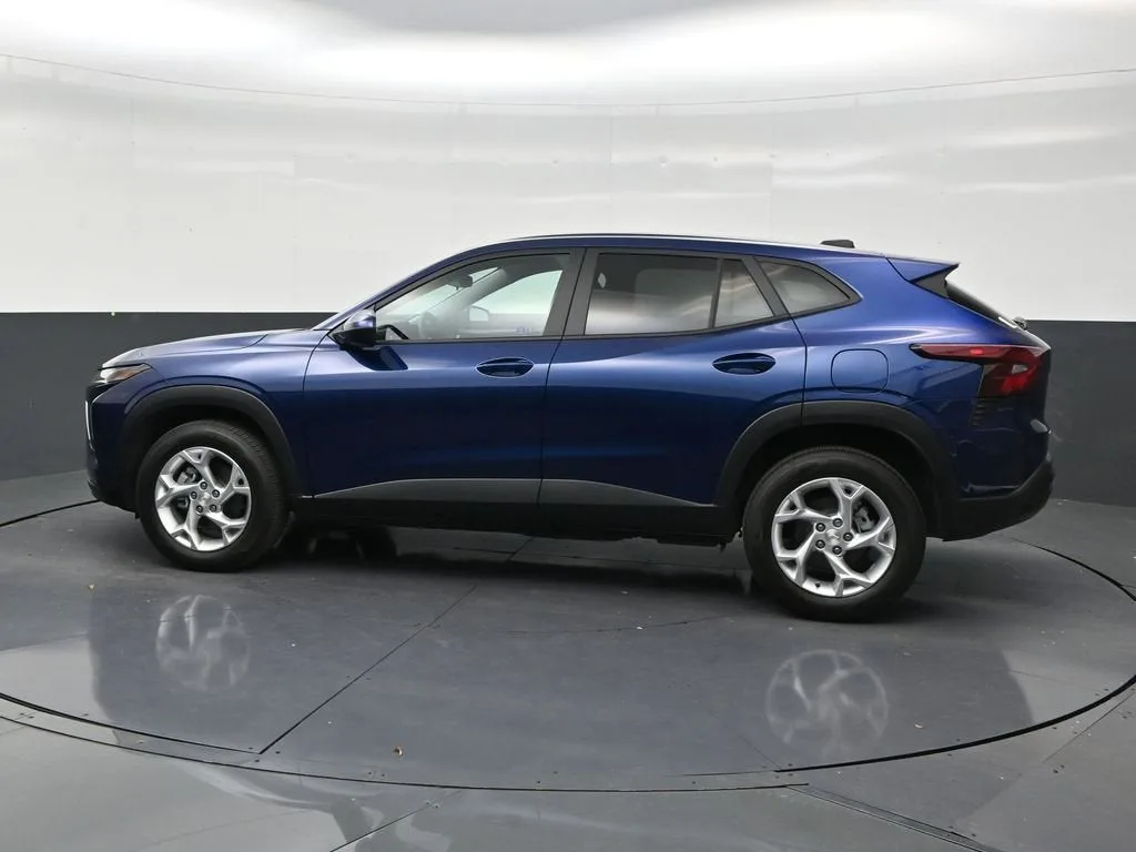 2024 Chevrolet Trax LS photo 2