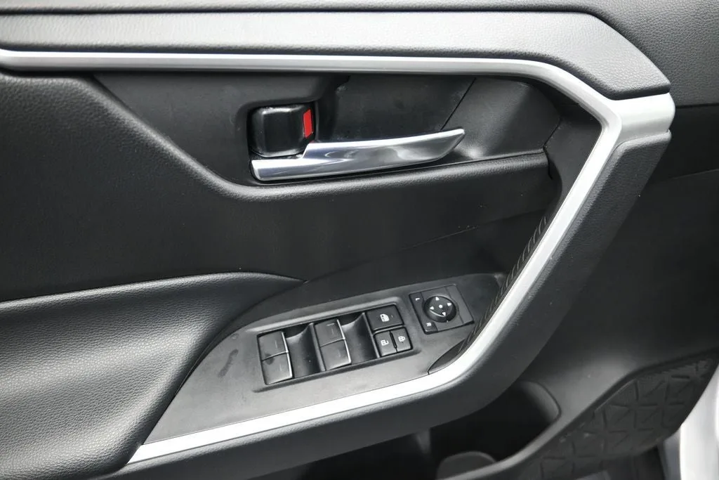 2022 Toyota RAV4 XLE photo 10