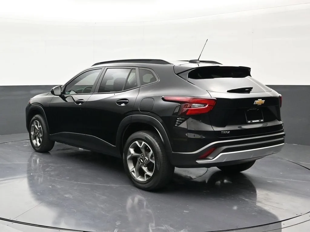 2024 Chevrolet Trax LT photo 3