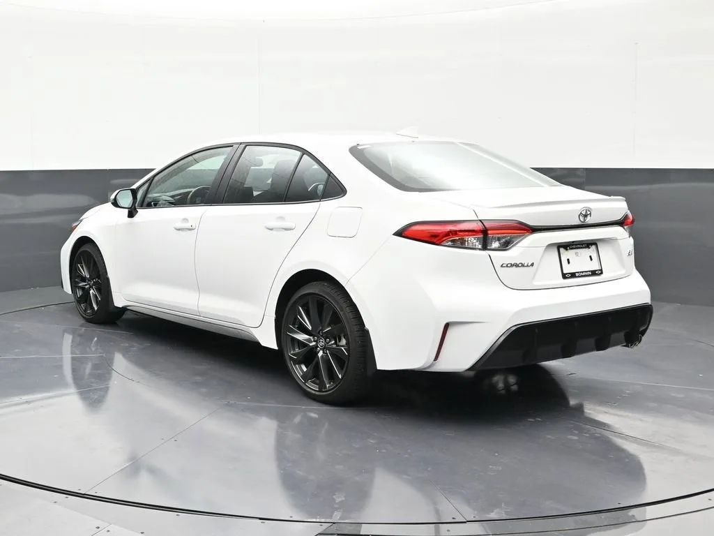 2025 Toyota Corolla SE photo 3