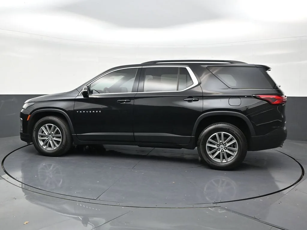 2023 Chevrolet Traverse LT Leather photo 2