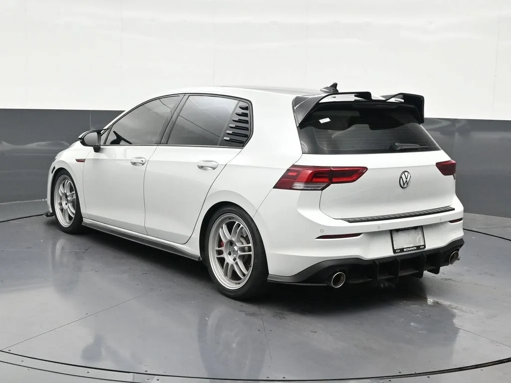 2024 Volkswagen Golf GTI 2.0T SE photo 3