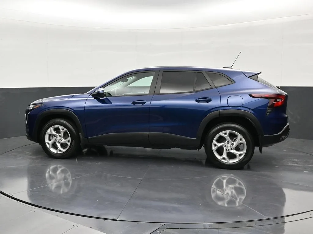 2024 Chevrolet Trax LS photo 2