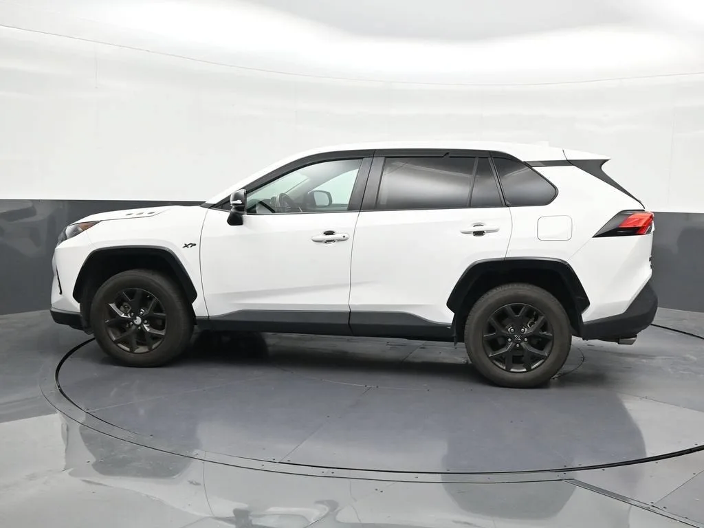 2022 Toyota RAV4 LE photo 2