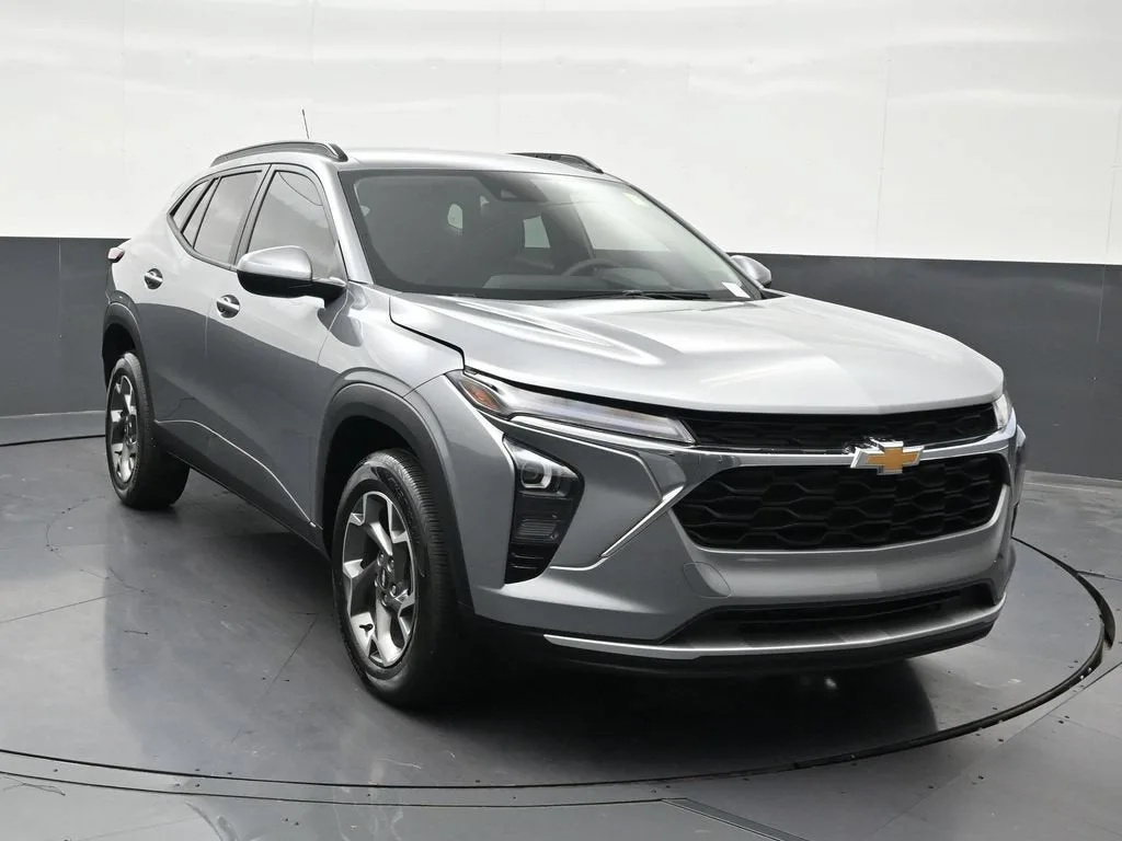 2025 Chevrolet Trax LT photo 8