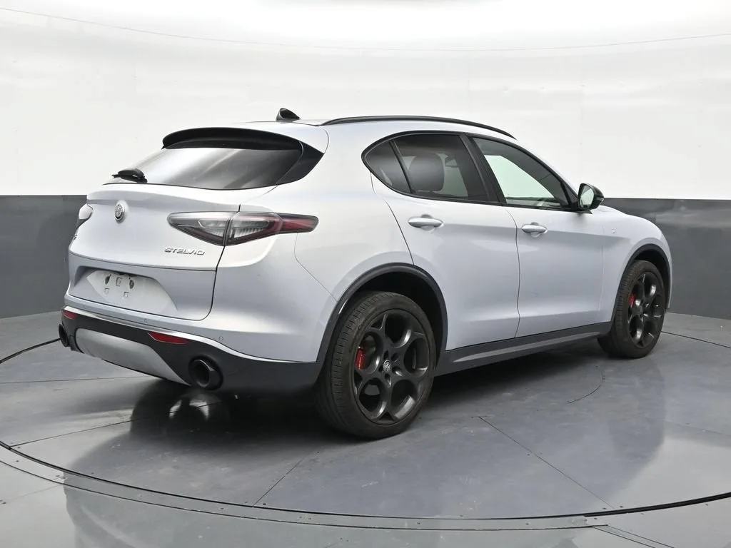 2024 Alfa Romeo Stelvio Ti AWD photo 5