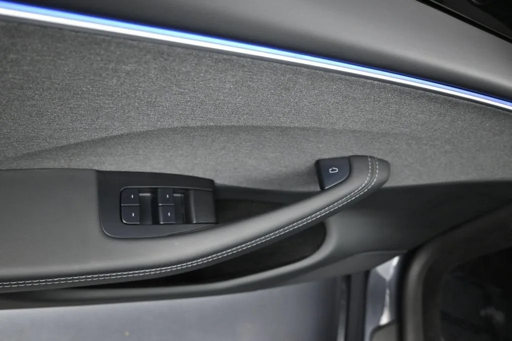 2025 Tesla Model 3 Long Range photo 10