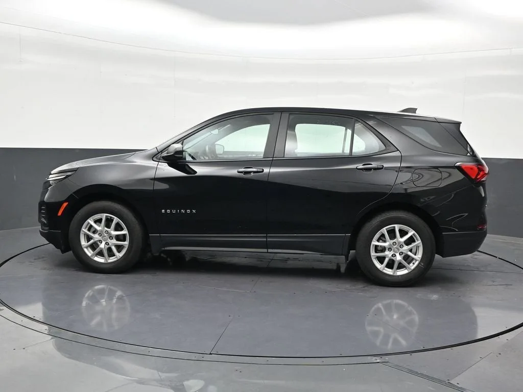 2024 Chevrolet Equinox LS photo 2