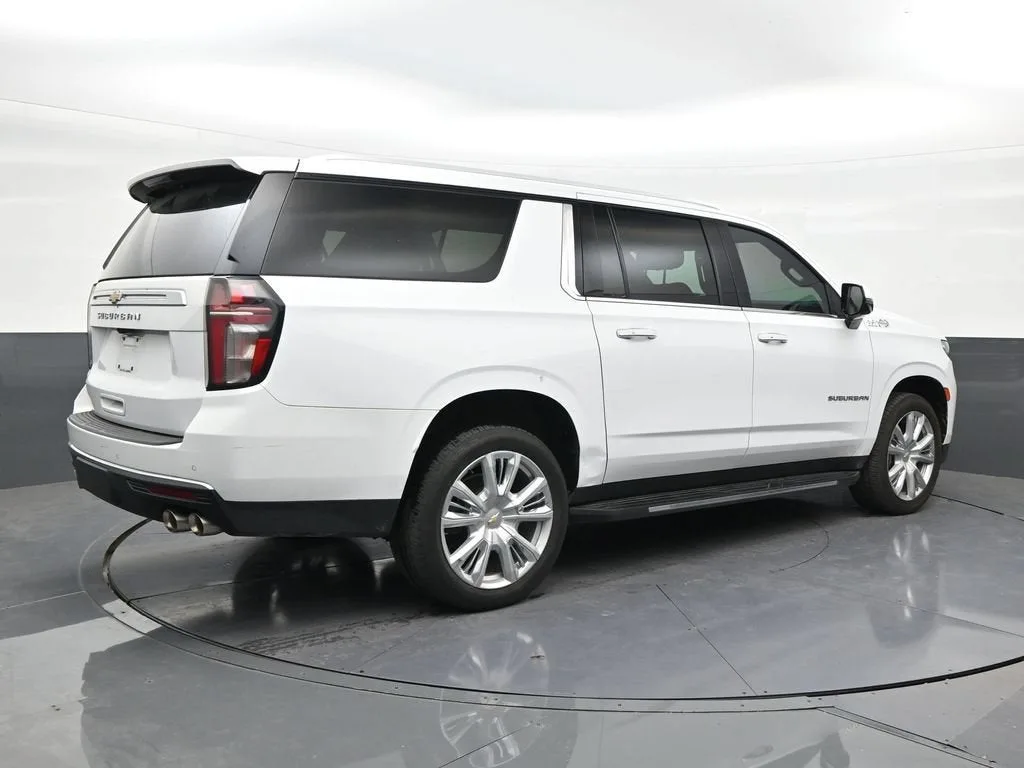2022 Chevrolet Suburban High Country photo 5