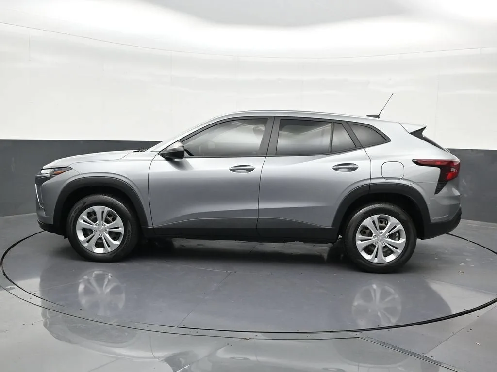 2024 Chevrolet Trax LS photo 2