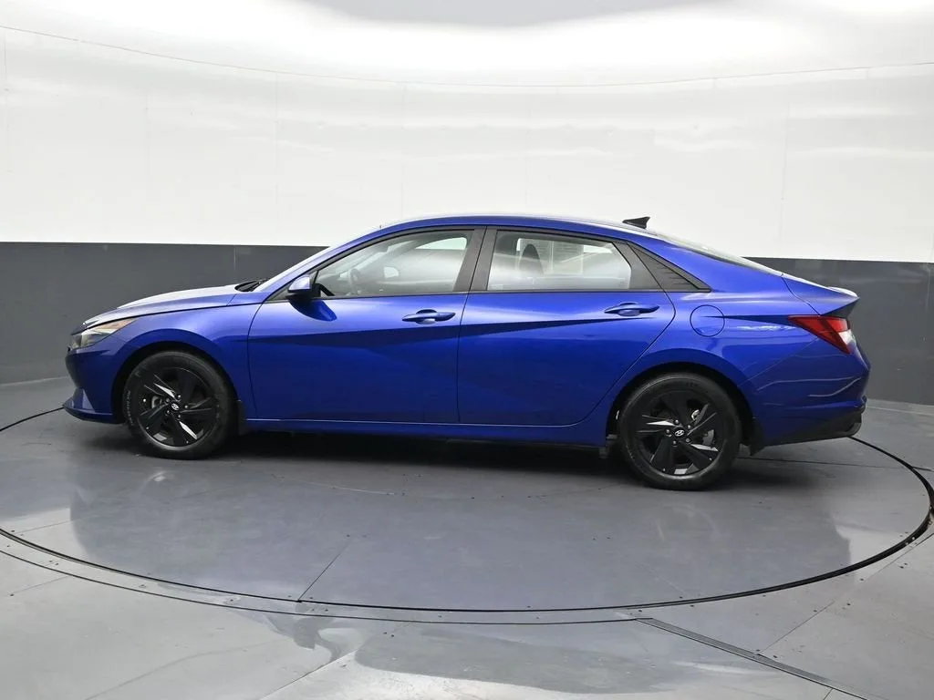 2023 Hyundai Elantra SEL photo 2
