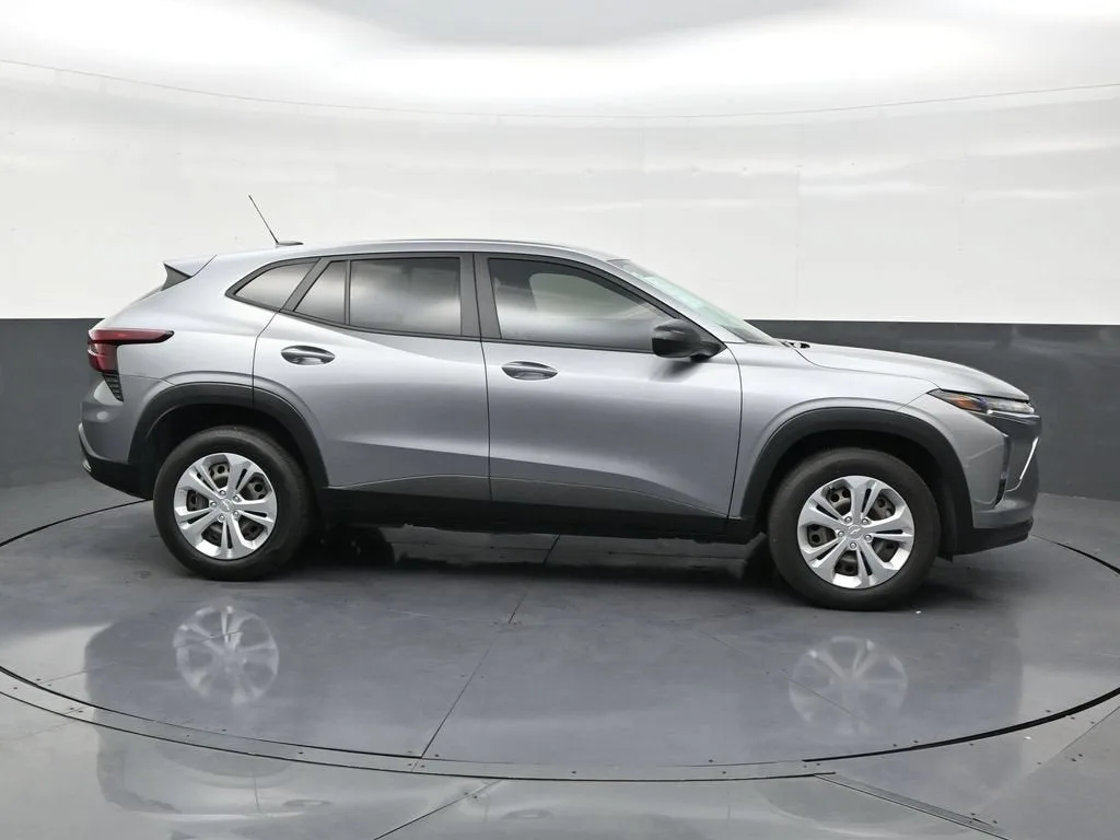 2025 Chevrolet Trax LS photo 6