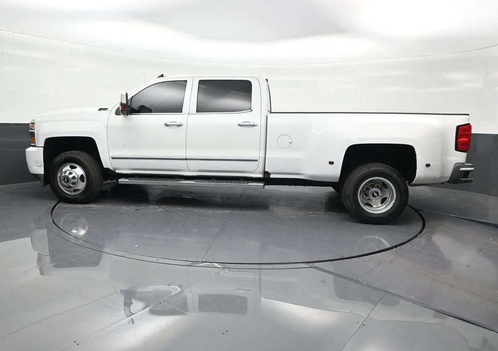 2019 Chevrolet Silverado 3500 HD High Country photo 2