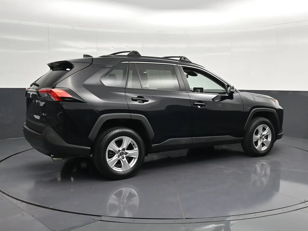 2020 Toyota RAV4 XLE photo 3