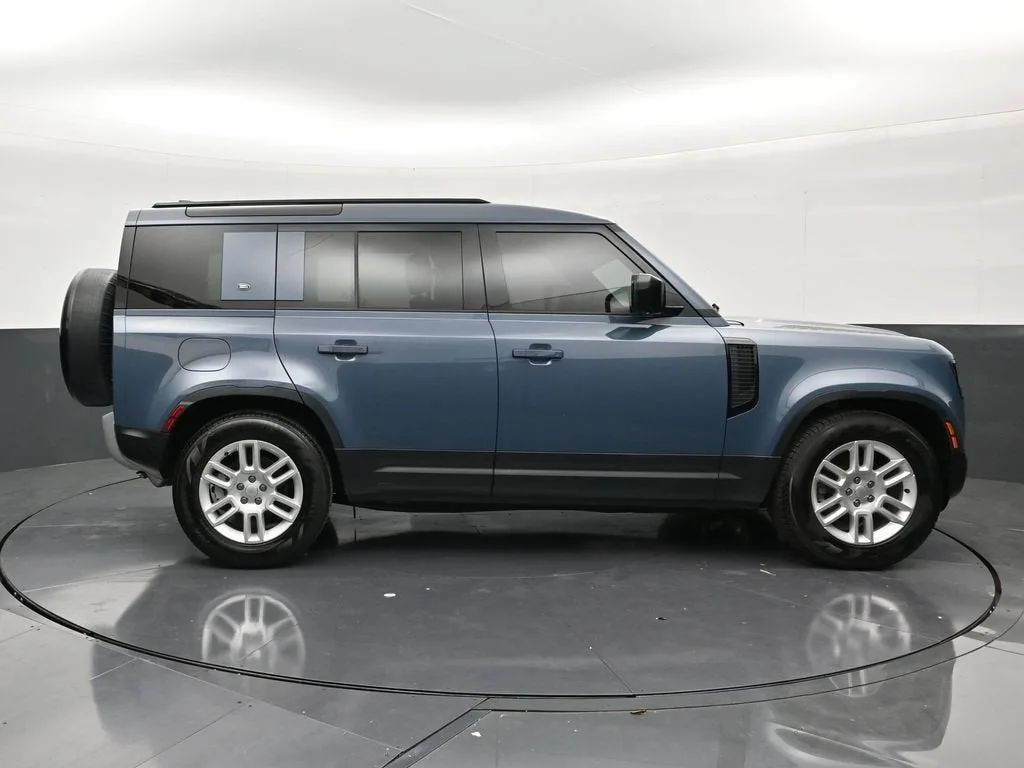 2024 Land Rover Defender 110 P300 photo 6