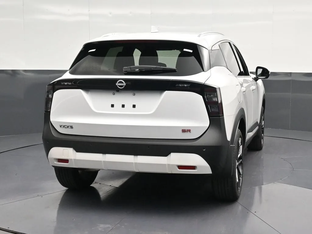 2025 Nissan Kicks SR photo 2