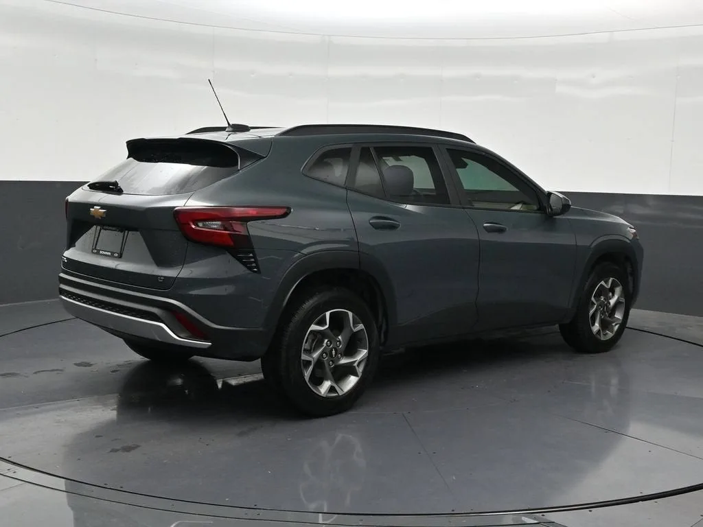 2025 Chevrolet Trax LT photo 5