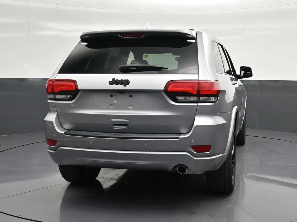 2021 Jeep Grand Cherokee Laredo X photo 2