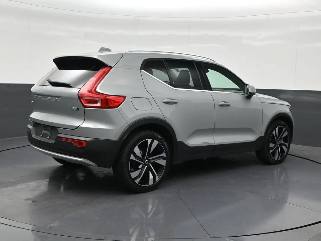 2024 Volvo XC40 B5 Plus Bright Theme photo 6