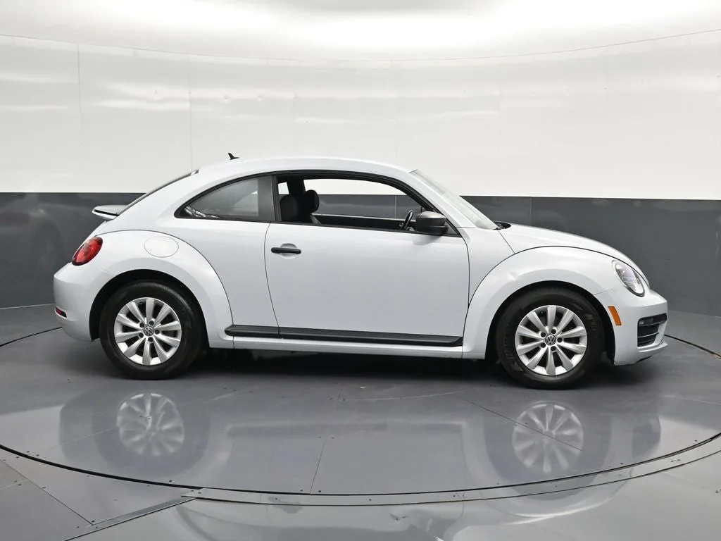 2017 Volkswagen Beetle 1.8T S photo 4