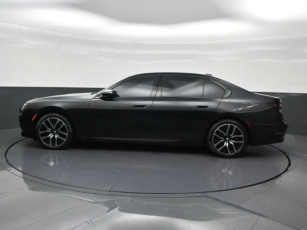 2025 BMW 740i xDrive photo 2