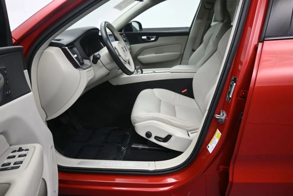 2024 Volvo XC60 B5 Core Dark Theme photo 11
