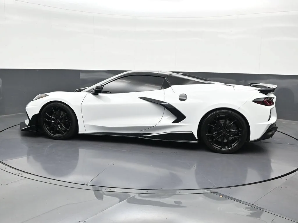 2025 Chevrolet Corvette Stingray 2LT photo 2