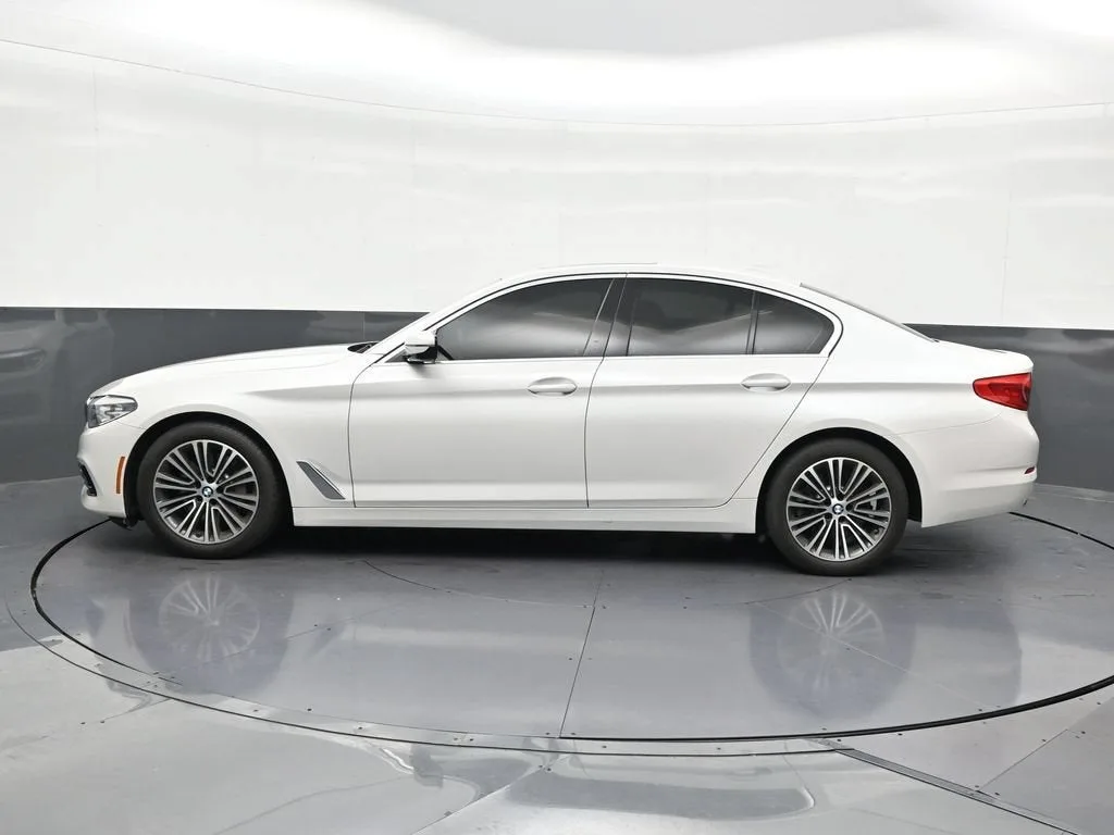 2019 BMW 5 Series 530i photo 2