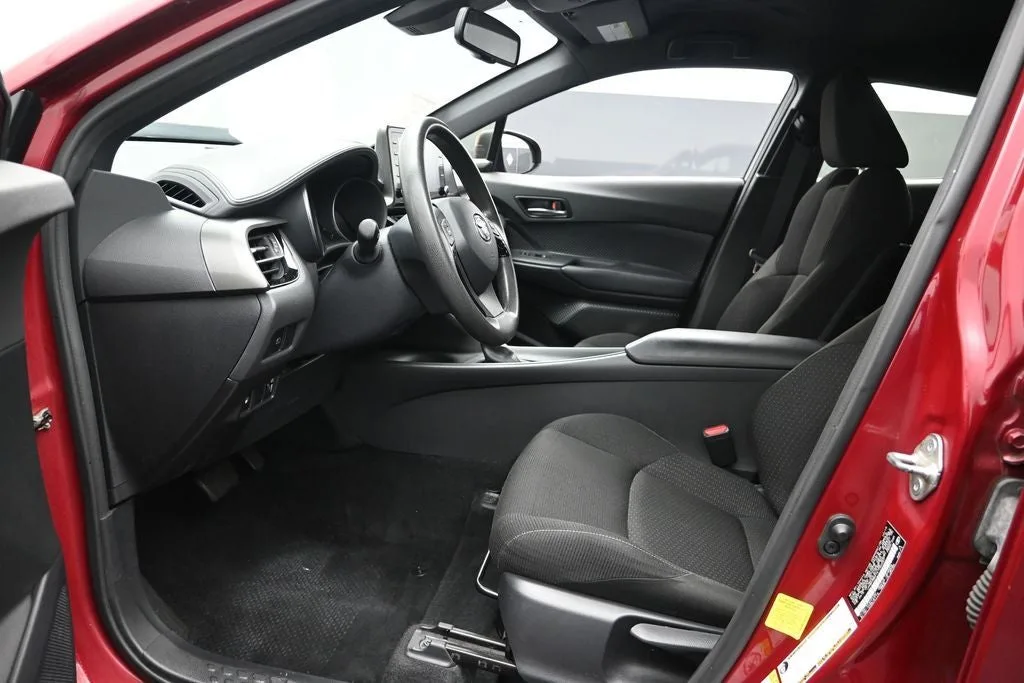 2019 Toyota C-HR LE photo 10