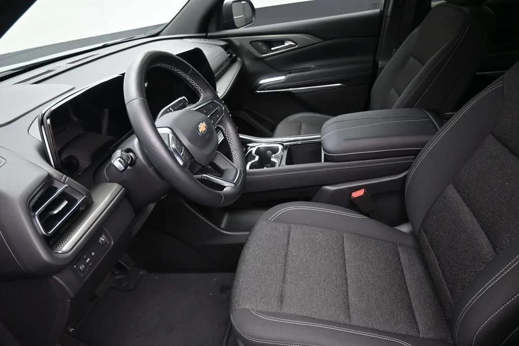 2025 Chevrolet Traverse LT photo 12