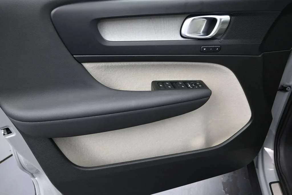 2025 Volvo XC40 Plus Bright Theme photo 11