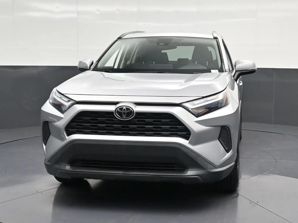 2022 Toyota RAV4 XLE photo 6